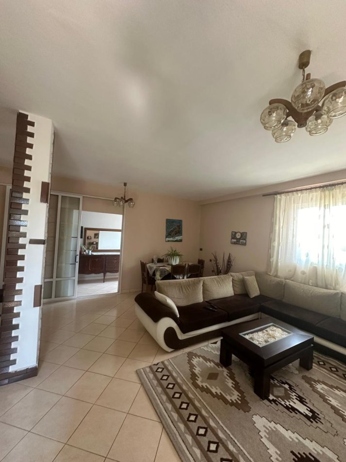 Tirane, shitet Vile 5+1+Aneks+Ballkon Kati 1, 500 m² 200.000 € (Yzberisht)