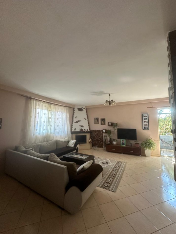 Tirane, shitet Vile 5+1+Aneks+Ballkon Kati 1, 500 m² 200.000 € (Yzberisht)