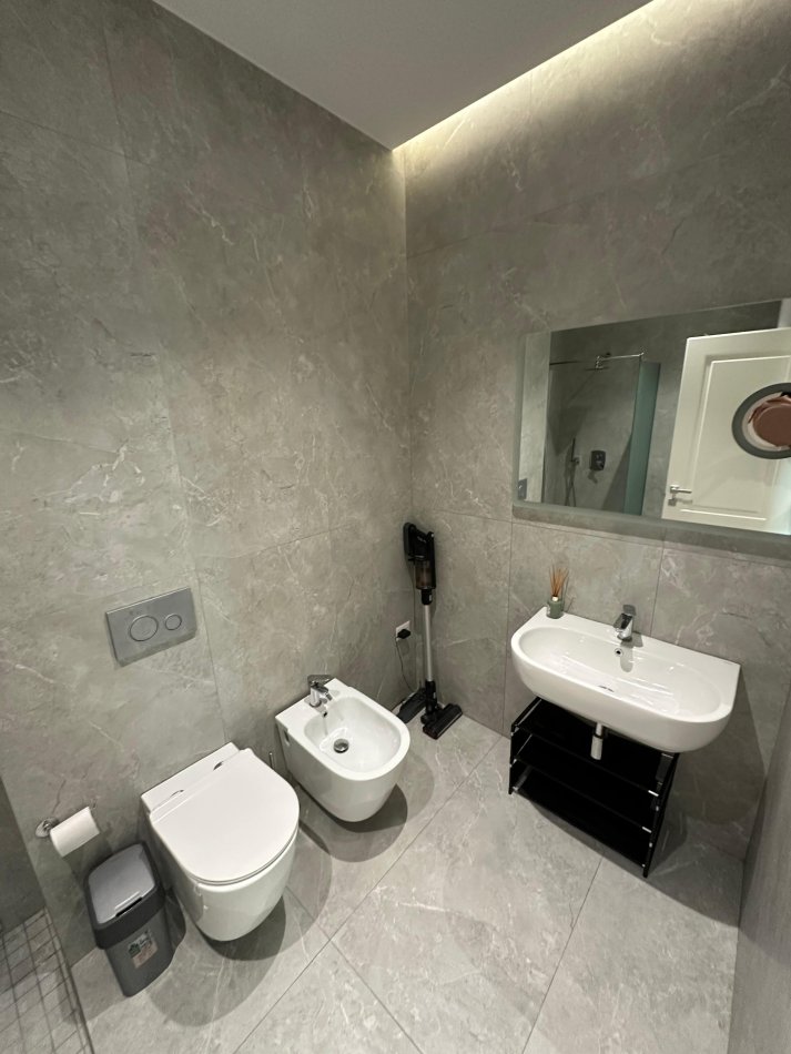 Tirane, jepet me qera apartament 2+1+Aneks+Ballkon Kati 1, 129 m² 1.500 € (Qendra Tregtare TEG)