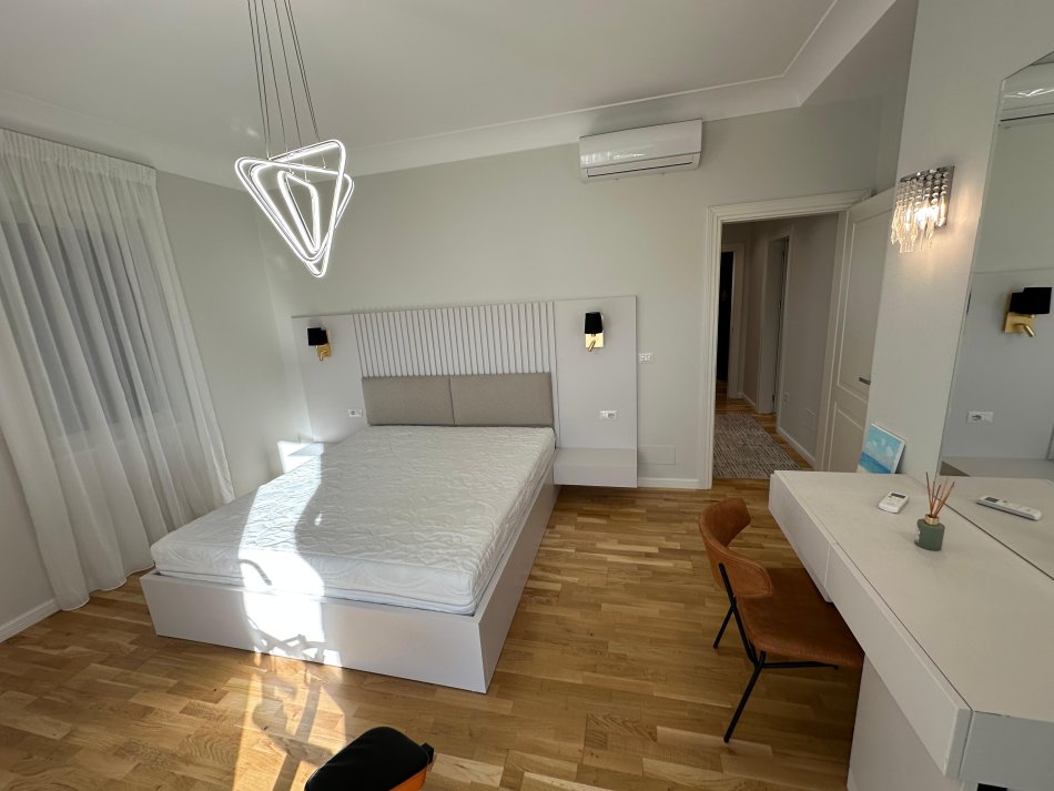 Tirane, jepet me qera apartament 2+1+Aneks+Ballkon Kati 1, 129 m² 1.500 € (Qendra Tregtare TEG)