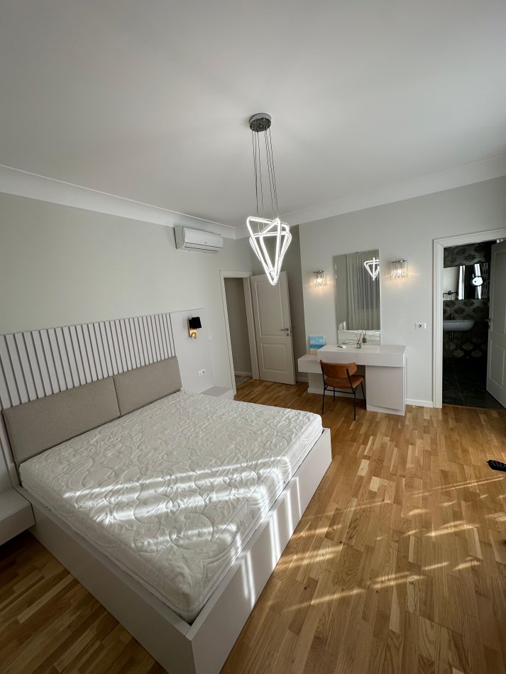 Tirane, jepet me qera apartament 2+1+Aneks+Ballkon Kati 1, 129 m² 1.500 € (Qendra Tregtare TEG)