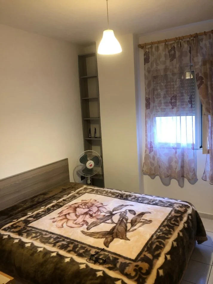 Tirane, jepet me qera apartament 1+1 Kati 3, 63 m² 400 € (Xhamlliku)