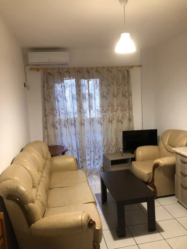 Tirane, jepet me qera apartament 1+1 Kati 3, 63 m² 400 € (Xhamlliku)