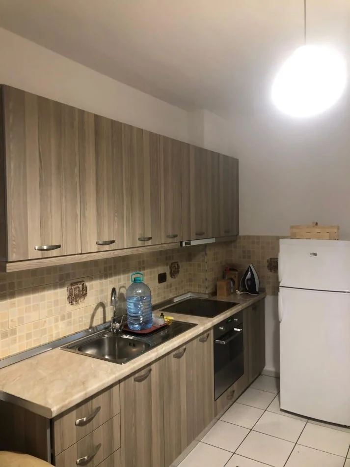 Tirane, jepet me qera apartament 1+1 Kati 3, 63 m² 400 € (Xhamlliku)