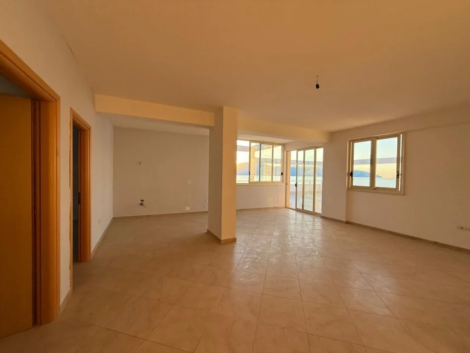 Vlore, shitet apartament+verande | Penthouse 2+1+Aneks+Ballkon Kati 6, 220 m² 350.000 € (Lungomare)