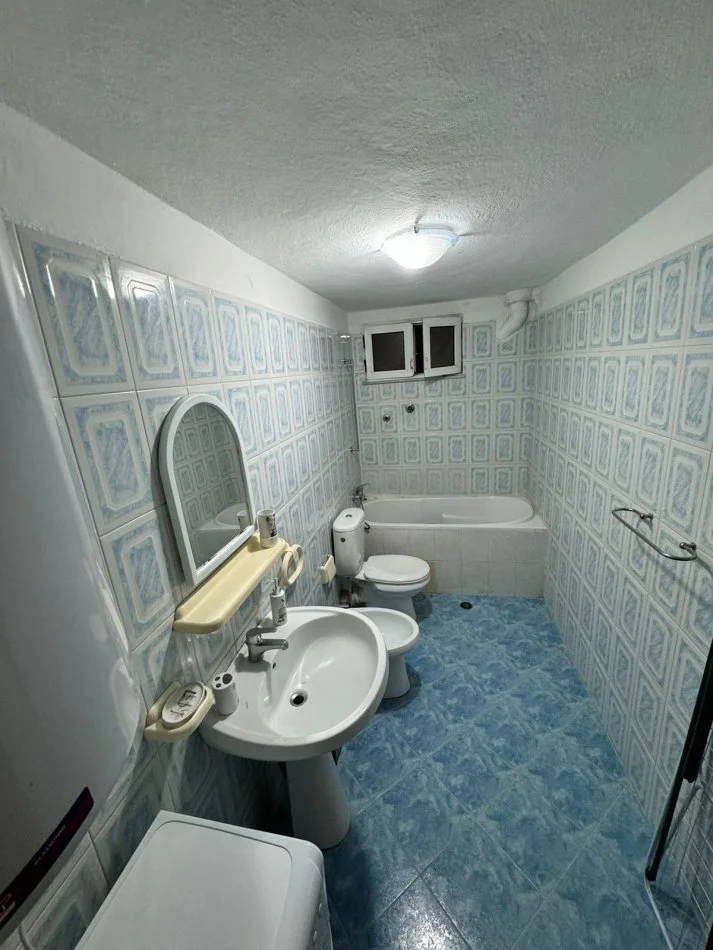 Tirane, jepet me qera 2+1 , 70 m² 650 € (Rruga e Kavajes)