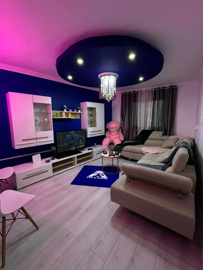 Tirane, jap me qera apartament 1+1 Kati 2, 500 € (Rruga Haxhi Sina)