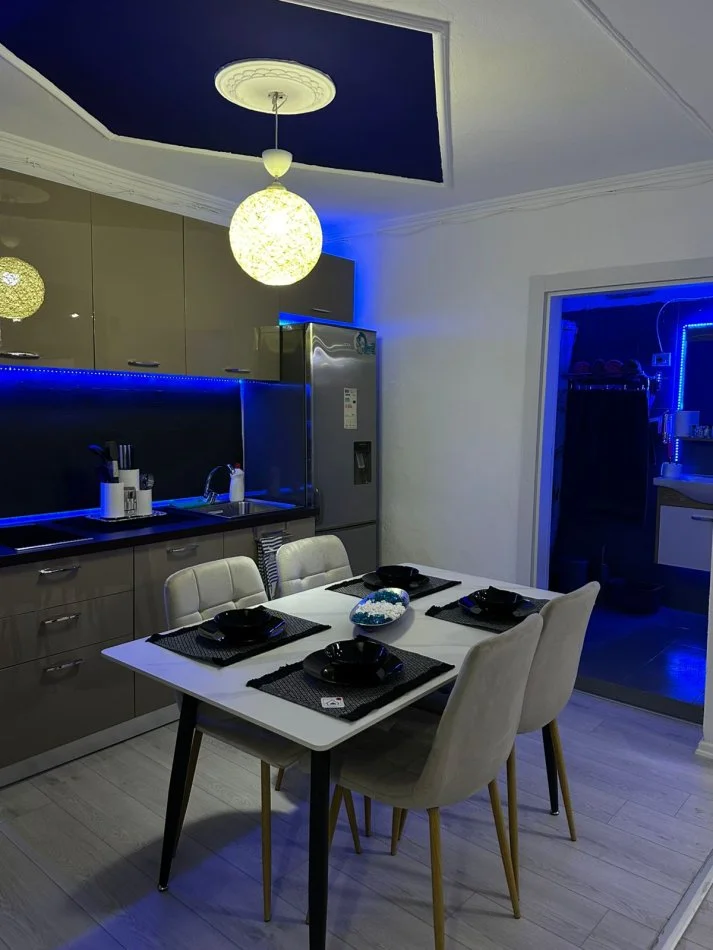 Tirane, jap me qera apartament 1+1 Kati 2, 500 € (Rruga Haxhi Sina)