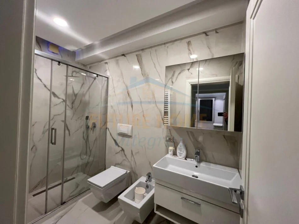 Tirane, jepet me qera apartament 2+1+2 Kati 3, 118 m² 800 € (PAZARI I RI)