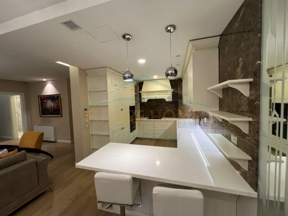 Tirane, jepet me qera apartament 2+1+2 Kati 3, 118 m² 800 € (PAZARI I RI)