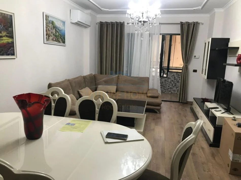 Tirane, jepet me qera 2+1+Ballkon Kati 2, 103 m² 800 € (Komuna e Parisit)