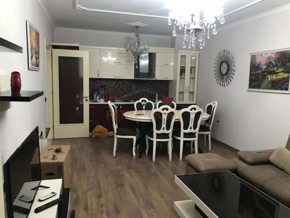 Tirane, jepet me qera 2+1+Ballkon Kati 2, 103 m² 800 € (Komuna e Parisit)