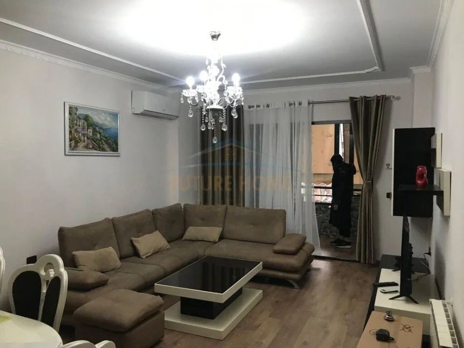 Tirane, jepet me qera 2+1+Ballkon Kati 2, 103 m² 800 € (Komuna e Parisit)