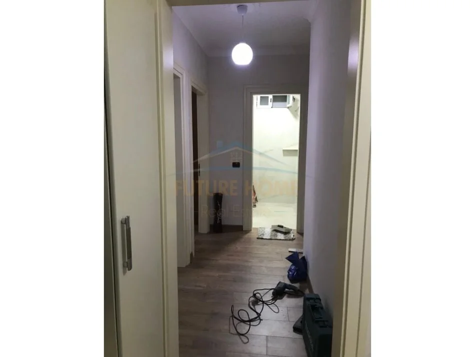 Tirane, jepet me qera 2+1+Ballkon Kati 2, 103 m² 800 € (Komuna e Parisit)