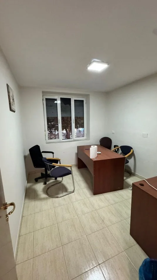 Tirane, jepet me qera ambjent biznesi Kati 3, 70 m² 600 € (Rruga Kavajës, (Përball Poliklinikës 9))