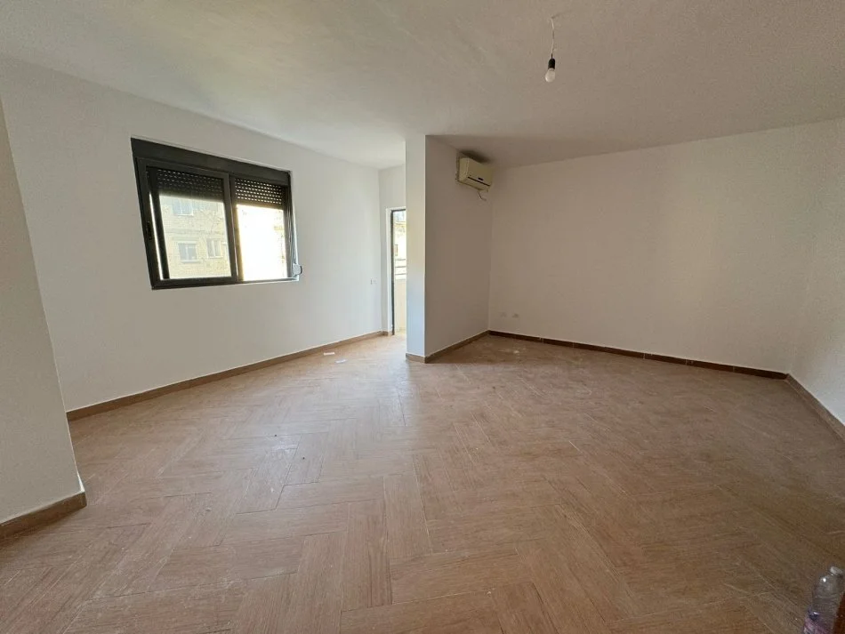 Durres, shitet apartament 2+1+Aneks+Ballkon Kati 3, 130 m² 105.000 € (Ish Rajoni)