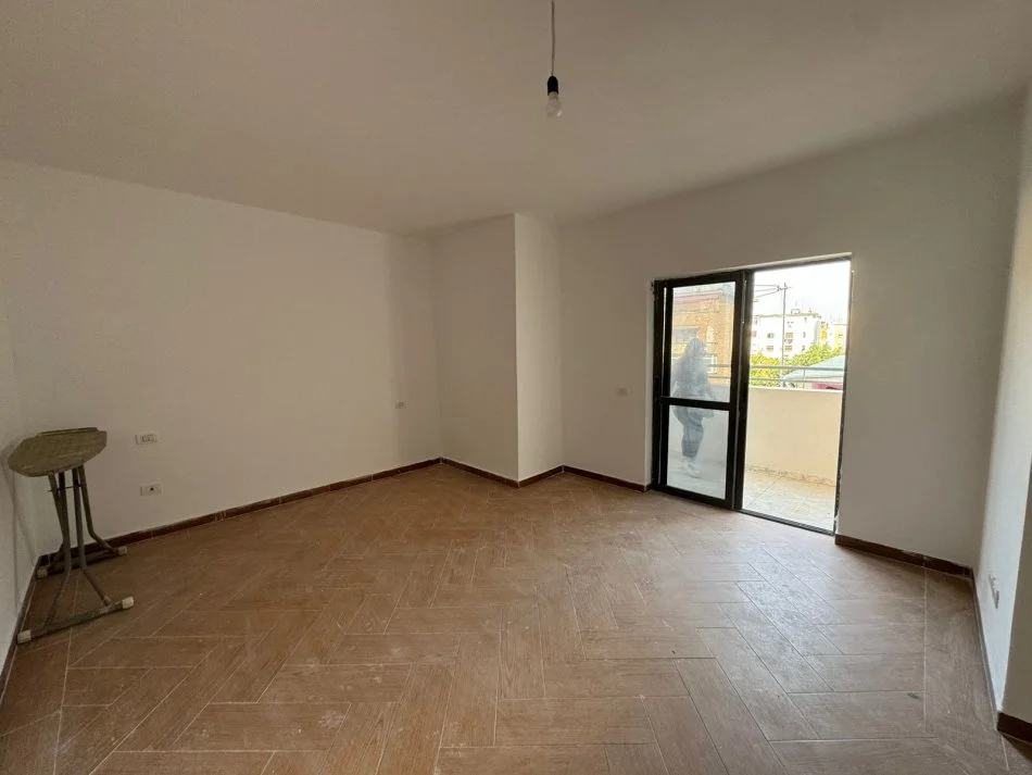 Durres, shitet apartament 2+1+Aneks+Ballkon Kati 3, 130 m² 105.000 € (Ish Rajoni)