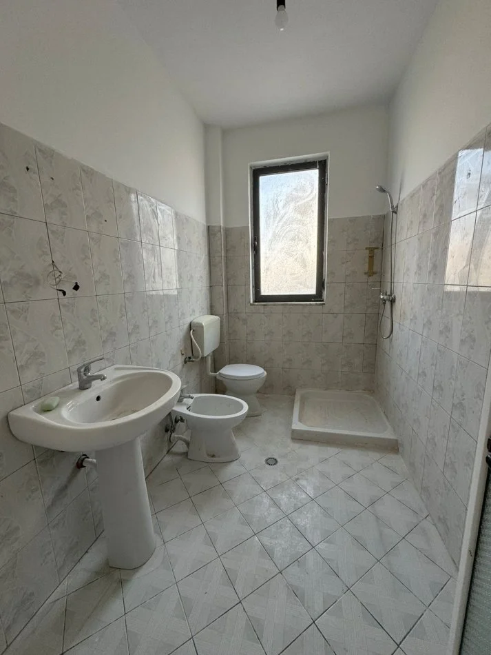 Durres, shitet apartament 2+1+Aneks+Ballkon Kati 3, 130 m² 105.000 € (Ish Rajoni)