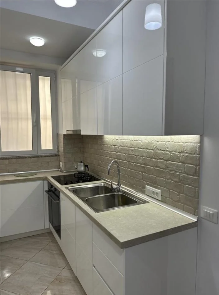 Tirane, jepet me qera apartament Kati 0, 50 m² 450 € (Rruga e Elbasanit)