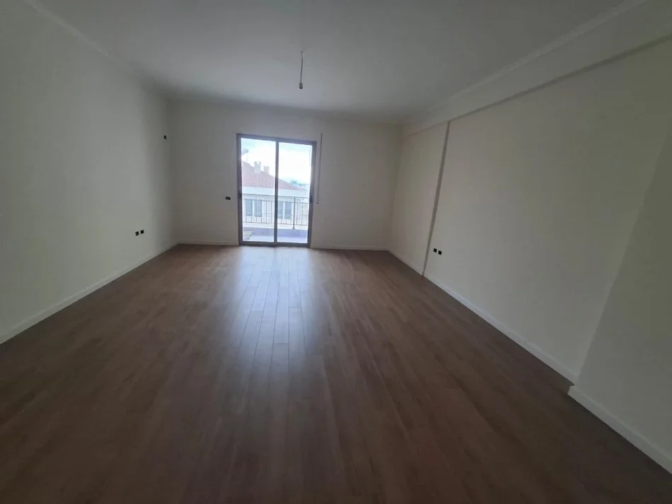 Vlore, shitet apartament 2+1+Ballkon Kati 10, 115 m² (Prane, Hotel Martinit, Vlore)