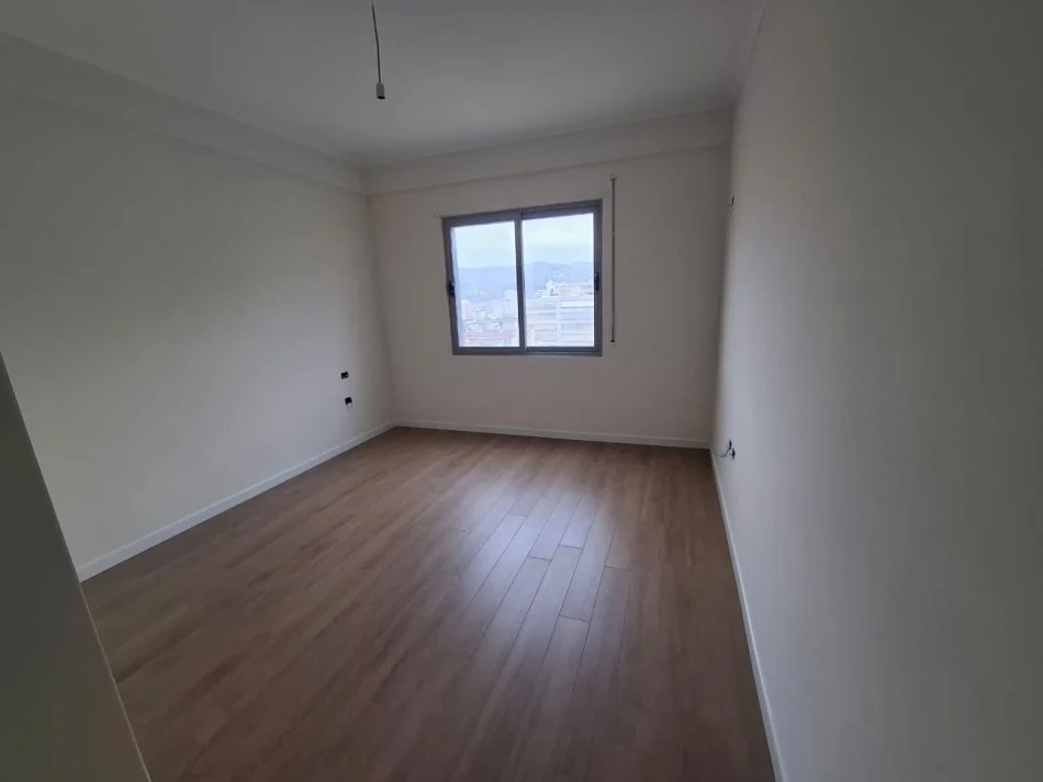 Vlore, shitet apartament 2+1+Ballkon Kati 10, 115 m² (Prane, Hotel Martinit, Vlore)