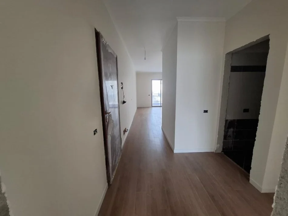 Vlore, shitet apartament 2+1+Ballkon Kati 10, 115 m² (Prane, Hotel Martinit, Vlore)