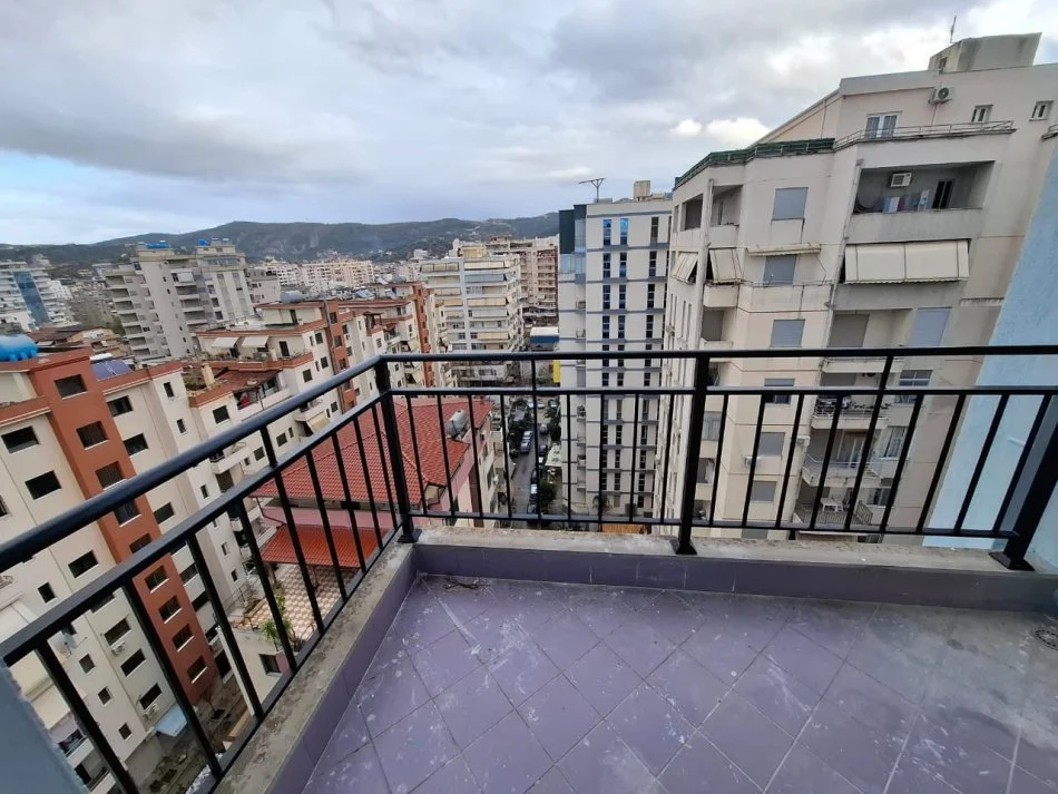 Vlore, shitet apartament 2+1+Ballkon Kati 10, 115 m² (Prane, Hotel Martinit, Vlore)