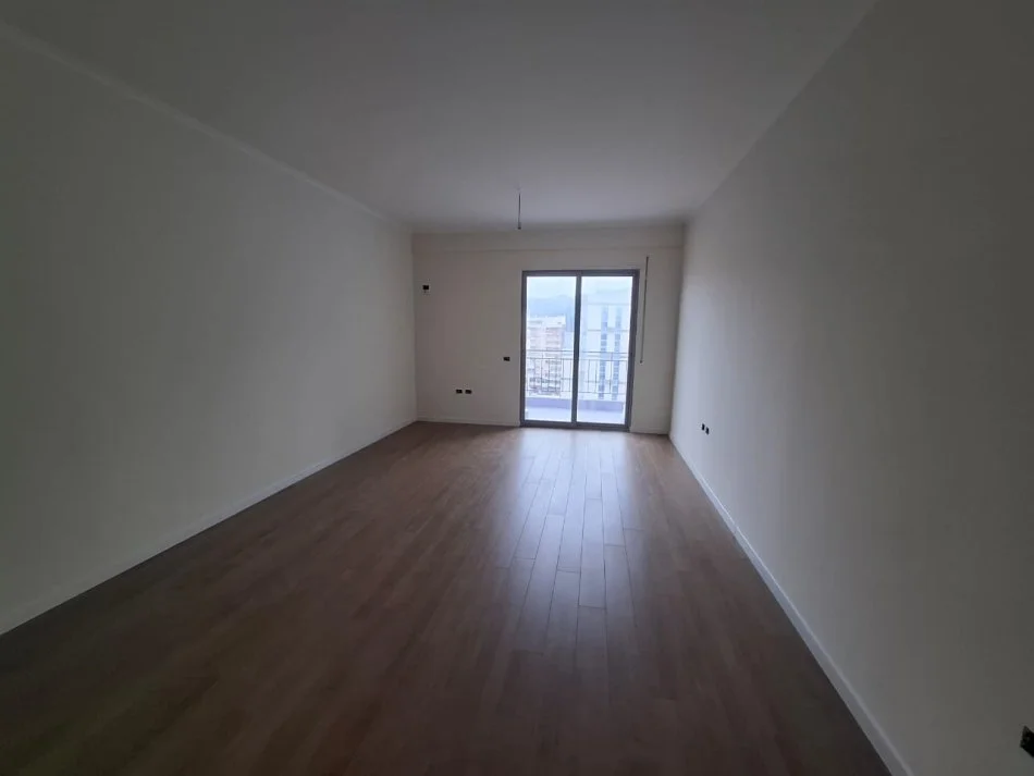 Vlore, shitet apartament 2+1+Ballkon Kati 10, 115 m² (Prane, Hotel Martinit, Vlore)