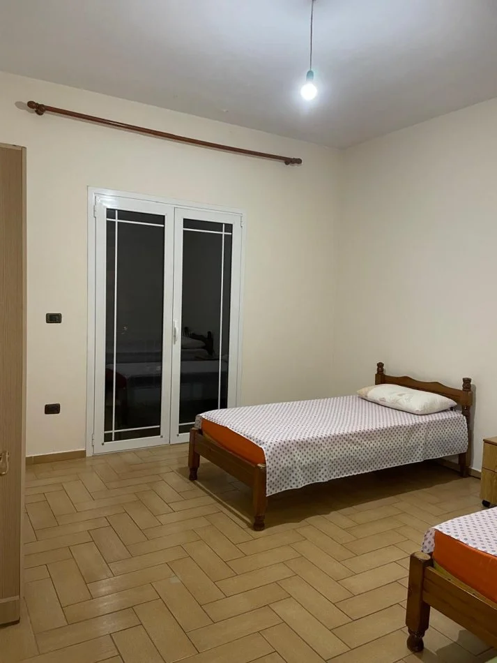 Tirane, jepet me qera apartament 2+1 Kati 3, 90 m² 500 € (VILAT GJERMANE)