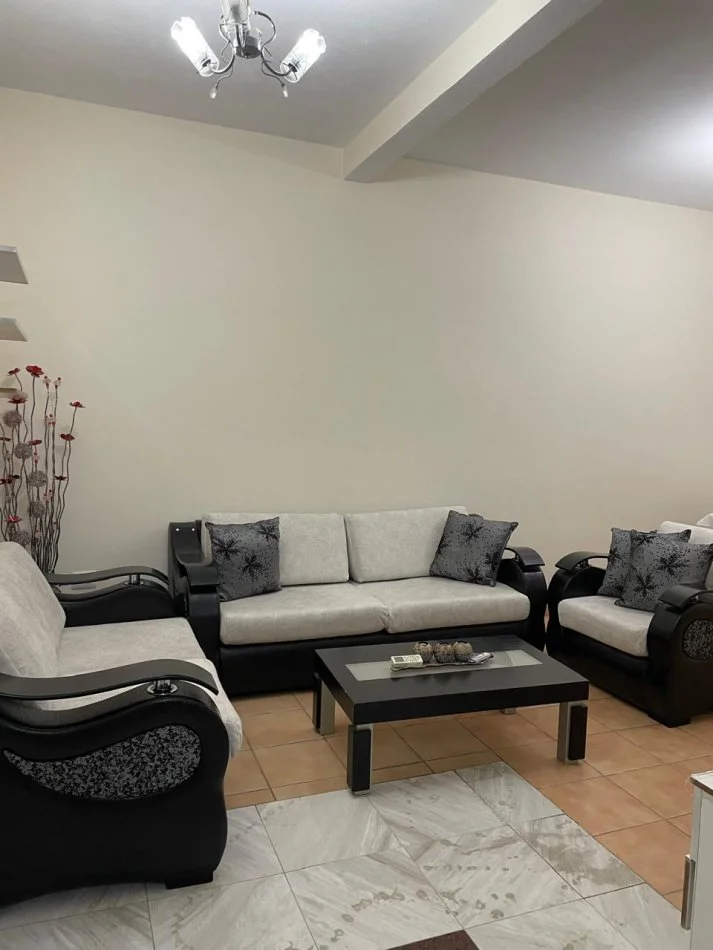 Tirane, jepet me qera apartament 2+1 Kati 3, 90 m² 500 € (VILAT GJERMANE)