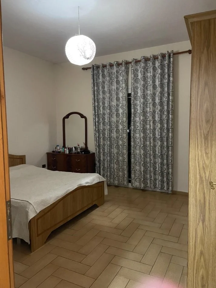 Tirane, jepet me qera apartament 2+1 Kati 3, 90 m² 500 € (VILAT GJERMANE)