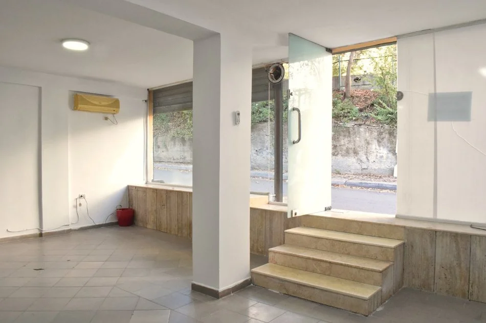 Tirane, jepet me qera ambjent biznesi Kati 0, 55 m² 300 € (Ekonomiku)