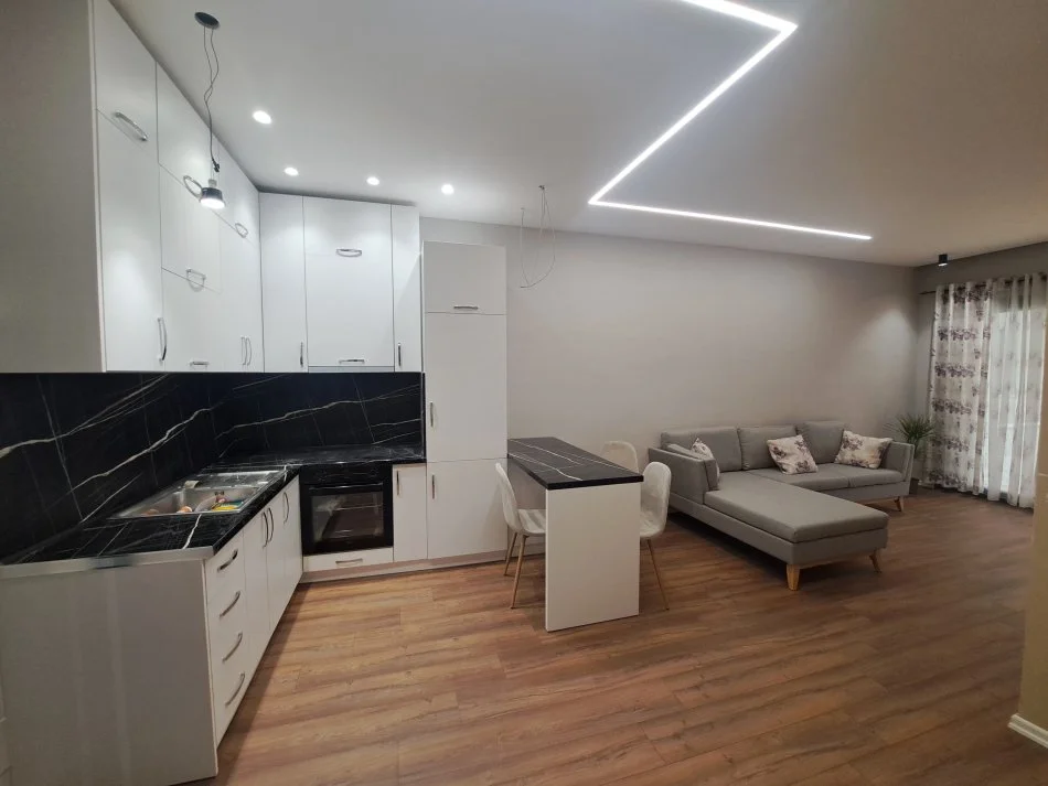 Vlore, shitet apartament 1+1+Ballkon Kati 1, 97 m² 115.000 € (ish "Kombinati i Peshkut", Vlore)
