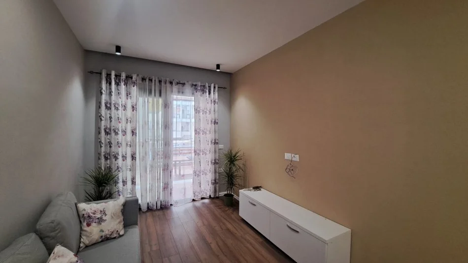 Vlore, shitet apartament 1+1+Ballkon Kati 1, 97 m² 115.000 € (ish "Kombinati i Peshkut", Vlore)