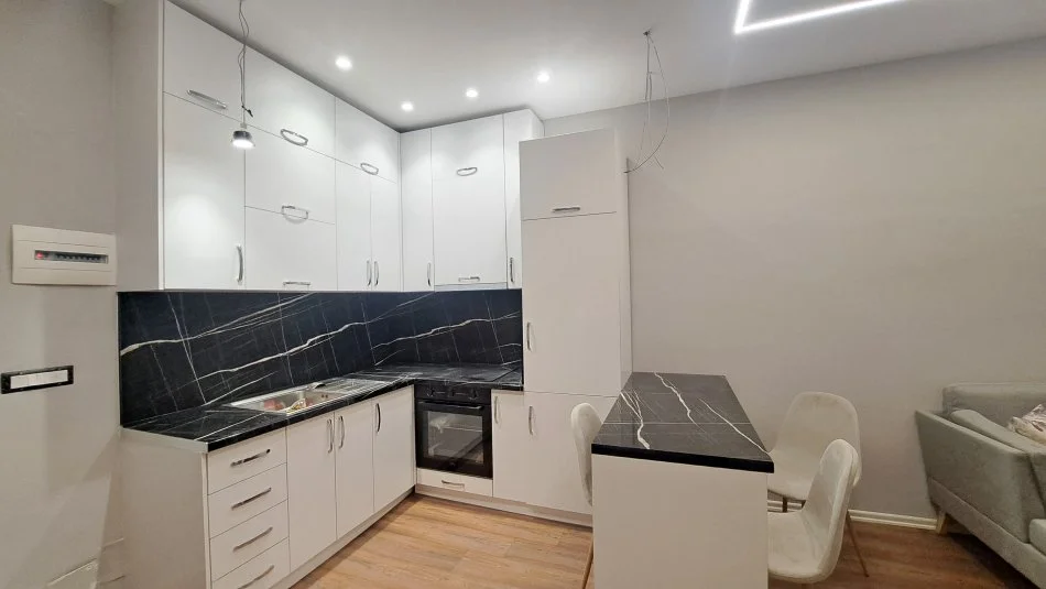 Vlore, shitet apartament 1+1+Ballkon Kati 1, 97 m² 115.000 € (ish "Kombinati i Peshkut", Vlore)