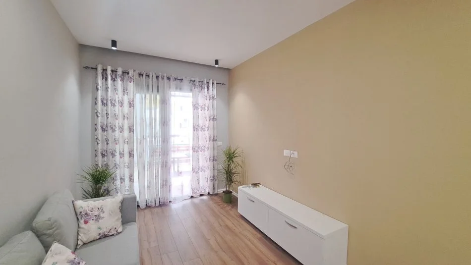 Vlore, shitet apartament 1+1+Ballkon Kati 1, 97 m² 115.000 € (ish "Kombinati i Peshkut", Vlore)