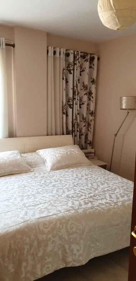 Tirane, jepet me qera apartament 2+1 Kati 7, 85 m² 450 € (misto mame)
