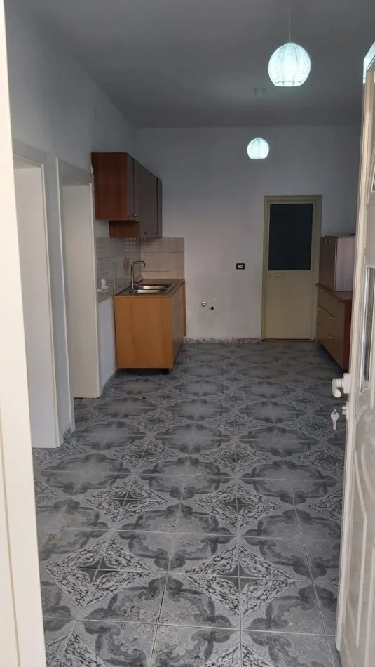 Tirane, Shtepi private me qira Kati 0, 89 m² 39 000 ALL  (Bulevardi Ri)