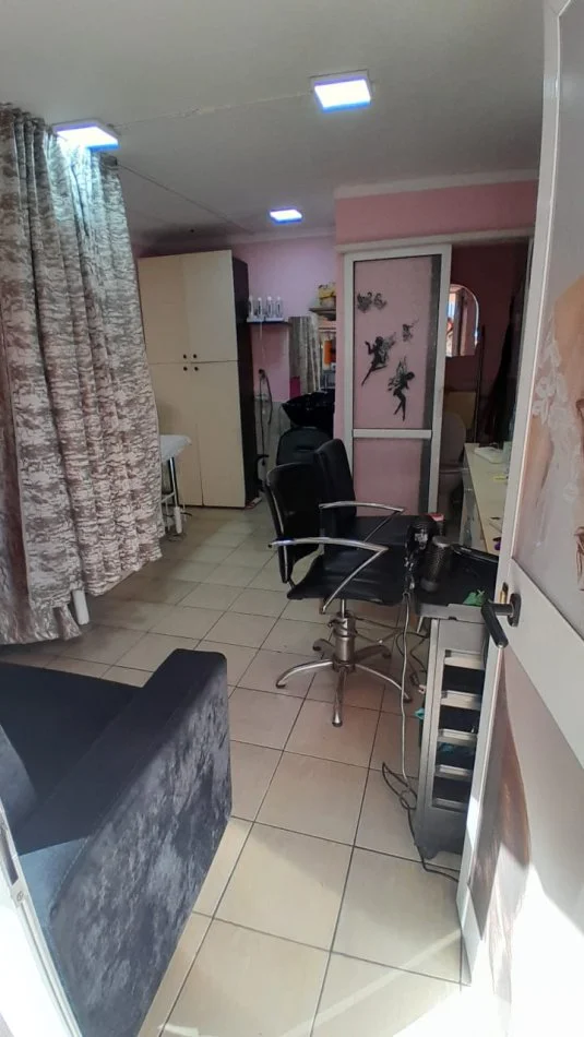 Tirane, Ambient biznesi me qira  Kati 1, 17 m² 250 € (Selvia)