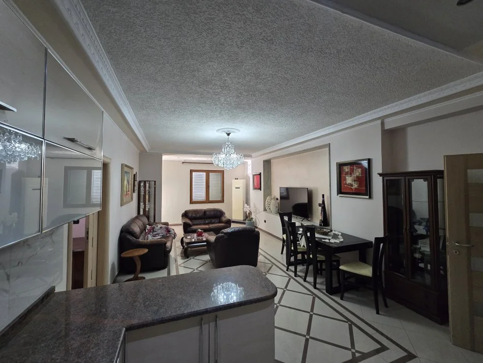 Durres, jepet me qera apartament 2+1 Kati 6, 98 m² 400 € 