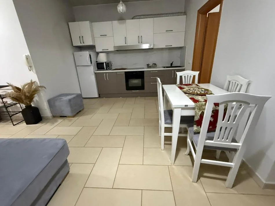 Tirane, jepet me qera apartament 1+1+Ballkon Kati 10, 60 m² 600 € (9-Kateshet)