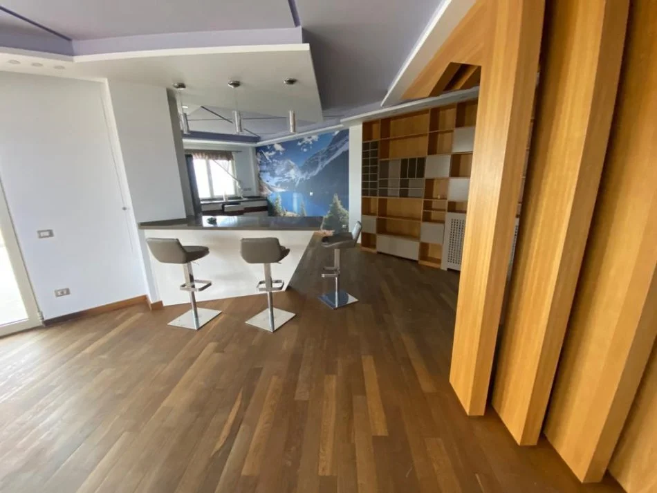 Durres, shitet apartament 3+1+Aneks+Ballkon , 250 m² 310.000 € (Plazh, Te rrota kuqe.)