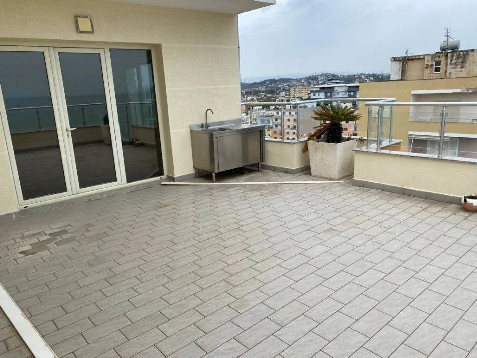 Durres, shitet apartament 3+1+Aneks+Ballkon , 250 m² 310.000 € (Plazh, Te rrota kuqe.)