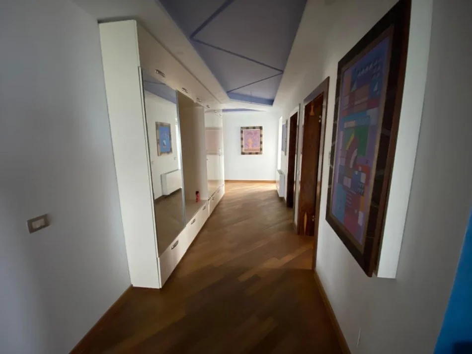 Durres, shitet apartament 3+1+Aneks+Ballkon , 250 m² 310.000 € (Plazh, Te rrota kuqe.)