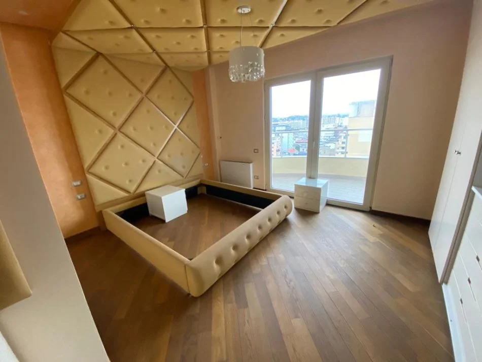 Durres, shitet apartament 3+1+Aneks+Ballkon , 250 m² 310.000 € (Plazh, Te rrota kuqe.)