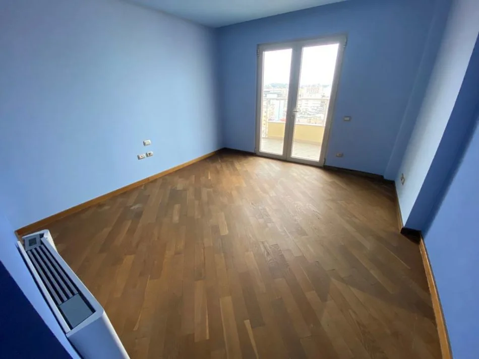 Durres, shitet apartament 3+1+Aneks+Ballkon , 250 m² 310.000 € (Plazh, Te rrota kuqe.)