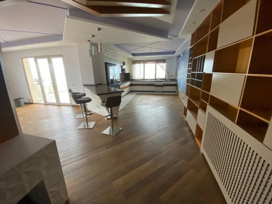 Durres, shitet apartament 3+1+Aneks+Ballkon , 250 m² 310.000 € (Plazh, Te rrota kuqe.)