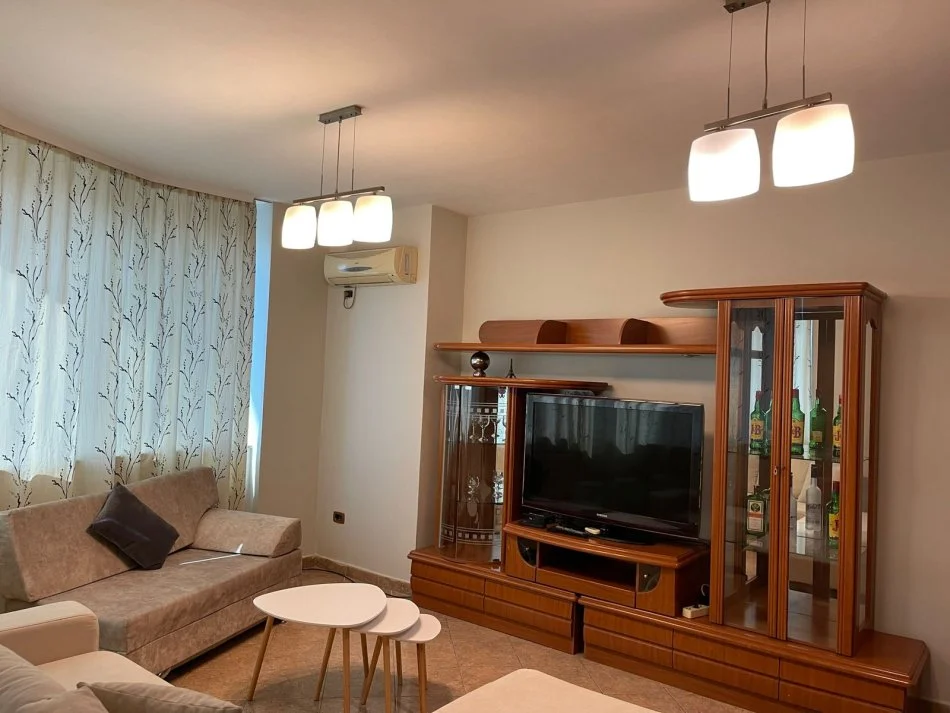 Tirane, jepet me qera apartament 1+1 Kati 7, 550 € (21 Dhjetori, pranë Supermarket Joena.)