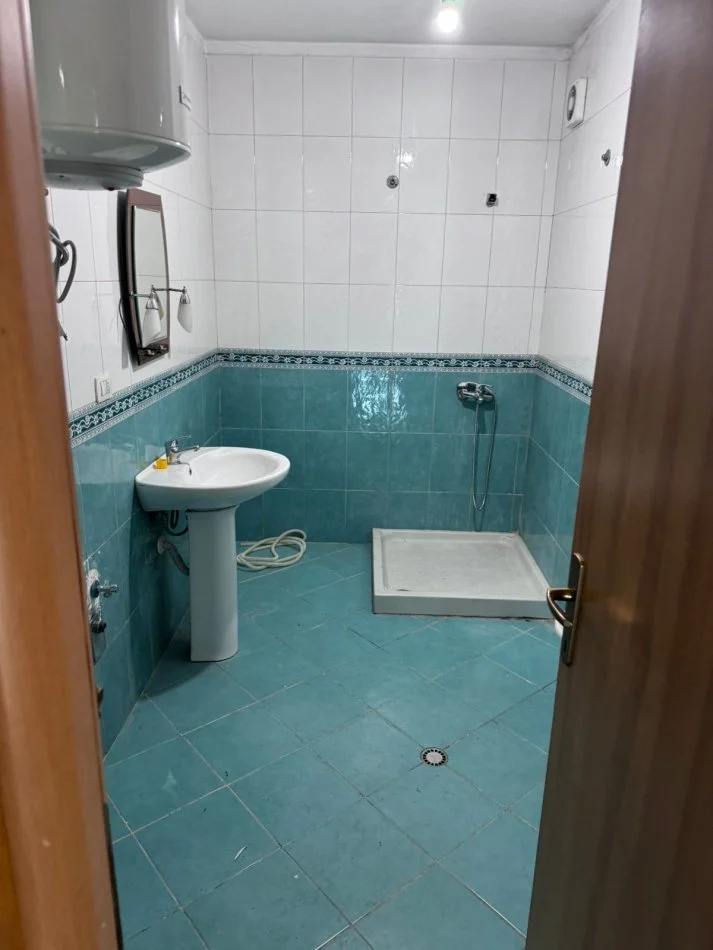 Tirane, jepet me qera apartament 2+1 Kati 4, 100 m² 550 € (statcioni i trenit)