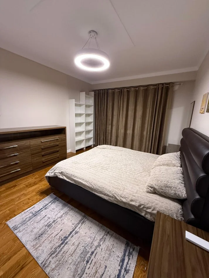 Tirane, jepet me qera apartament 2+1+Ballkon Kati 4, 125 m² 1.200 € (Parku Olimpik)